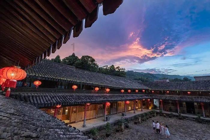寻龙：华山路480号超级迷你椰门口